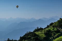 Heissluftballon über dem gestaffelten Rätikon vom Kastensattel aus. (Bild: Franz Häusler)