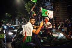 Fans des algerischen Fussballteams feiern den Sieg in der Afrika-Meisterschaft am 19. Juli. (Bild: Imago)