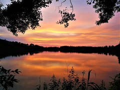 Traumhafter Sonnenuntergang in wunderschönen Farben am Soppensee/LU. (Bild: Urs Gutfleisch, Buttisholz, 25. Juli 2019)