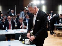 Jeff Collet verlässt am 18. Mai enttäuscht den Saal an der DV des SFV in Ittigen. Collet: «Nach der Wahl war ich nicht der fröhlichste Mensch auf der Welt.» (Bild: KEYSTONE/PETER SCHNEIDER)