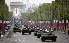 Panzer des Typs Leclerc rollen am 14. Juli, dem Nationalfeiertag, über die Prachtstrasse. (Bild: Getty Images)
