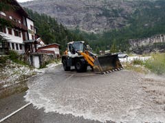 Kein Durchkommen für das Tour-Feld (Bild: KEYSTONE/AP/THIBAULT CAMUS)