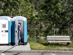 Falls es knapp wird: Für wartende Autofahrerinnen und Autofahrer werden an der A2 mobile Häuschen bereitgemacht. (Bild: KEYSTONE/ALEXANDRA WEY)