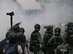Tränengasnebel zwischen Polizei und Demonstrierenden in Hongkong. (Bild: KEYSTONE/EPA/JEROME FAVRE)