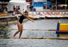 Eine Könnerin auf der Slackline. (Bild: Stefan Kaiser, Zug, 27. Juli 2019)