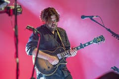 Die Londoner überzeugten durch sanfte Stücke, aber auch druckvollem Klang. Hier im Bild der Gitarrist Joey Haynes. (Bild: Urs Flüeler/Keystone, Luzern, 26. Juli 2019)