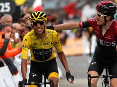 Der Brite Geraint Thomas (rechts) gratuliert seinem elf Jahre jüngeren Teamkollegen Egan Bernal zum Tour-Gesamtsieg (Bild: KEYSTONE/AP/CHRISTOPHE ENA)