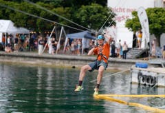 Er scheint der Sicherung nicht voll zu vertrauen. (Bild: Stefan Kaiser, Zug, 27. Juli 2019)