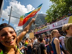 In Berlin haben sich Hunderttausende Menschen bei hochsommerlichen Temperaturen zum Christopher Street Day versammelt. (Bild: KEYSTONE/EPA/OMER MESSINGER)