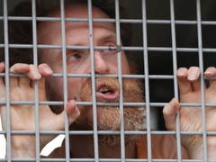 Einer der festgenommenen Oppositionellen, die am Samstag an einer unbewilligten Kundgebung in Moskau teilgenommen haben. (Bild: KEYSTONE/EPA/YURI KOCHETKOV)