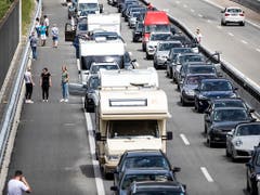 Ferienbeginn auf der A2: Blechschlange im Urnerland. (Bild: KEYSTONE/ALEXANDRA WEY)