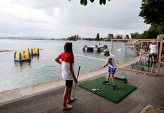 Golfbälle versenken. (Bild: Stefan Kaiser, Zug, 27. Juli 2019)