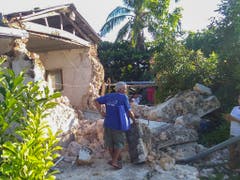 Bewohner vor den Trümmern ihres Hauses nach einer Erdbebenserie im Norden der Philippinen. (Bild: KEYSTONE/AP/AGNES SALENGUA NICO)