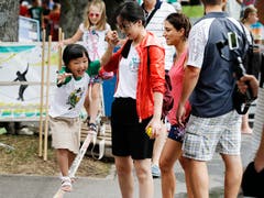 Der Spass auf der Slackline steht diesem Mädchen ins Gesicht geschrieben. (Bild: Stefan Kaiser, Zug, 27. Juli 2019)