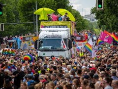 Der Christopher Street Day, die Veranstaltung für die Rechte von Schwulen, Lesben, Transmenschen und anderen sexuellen Minderheiten, stand in diesem Jahr unter dem Motto «Stonewall 50 - Jeder Aufstand beginnt mit deiner Stimme». (Bild: KEYSTONE/EPA/OMER MESSINGER)