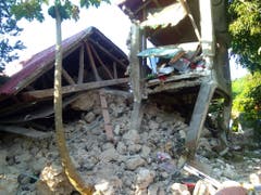 Zerstörtes Haus in Itbayat im äussersten Norden der Philippinen nach einem starken Erdbeben am Samstag. (Bild: KEYSTONE/AP/AGNES SALENGUA NICO)
