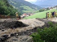 Heftige Gewitter gingen am Samstag in weiten Teilen Tirols nieder. Im Bild: eine Schlammlawine in Weerberg. (Bild: KEYSTONE/APA/APA/ZOOM.TIROL)