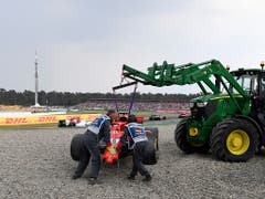 Die schlechten Erinnerungen an den letzten Grand Prix von Deutschland: Der Ferrari wird nach Sebastian Vettels Unfall abtransportiert (Bild: KEYSTONE/AP/JENS MEYER)