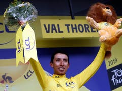 Egan Bernal bei der Siegerehrung in Val Thorens (Bild: KEYSTONE/AP/CHRISTOPHE ENA)