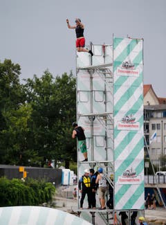 Sprung auf das riesige Luftkissen. (Bild: Stefan Kaiser, Zug, 27. Juli 2019)