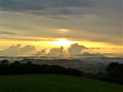 Wunderschöne Abendstimmung mit Sonne, Wolken und Nebelschwaden am Horizont. (Bild: Urs Gutfleisch, Ruswil, 27. Juli 2019)
