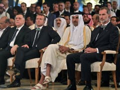 Persönlichkeiten aus dem In- und Ausland erwiesen Béji Caïd Essebsi die letzte Ehre. Von links an rechts: Tunesiens Interims-Präsident Marzouki (Dezember 2011 bis 2014), Libyens Regierungschef Sarradsch, Frankreichs Präsident Macron, Katars Emir Tamim bin Hamad Al Thani und Spaniens König Felipe. (Bild: KEYSTONE/EPA AFP POOL/FETHI BELAID / POOL)