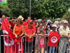 Tausende Tunesierinnen und Tunesier säumten die 20 Kilometer lange Strasse zwischen dem Präsidentenpalast im Vorort Karthago und dem Friedhof Djellaz im Süden von Tunis, um Abschied vom verstorbenen Staatschef Béji Caïd Essebsi zu nehmen. (Bild: KEYSTONE/EPA/AMEL PAIN)