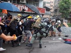 Die Konfrontation zwischen Demonstranten und Sicherheitskräften in Hongkong eskalierte am Samstag erneut. (Bild: KEYSTONE/AP HK01/ERIC TSANG)