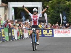 Jolanda Neff jubelt bei der Zieldurchfahrt (Bild: KEYSTONE/AP CTK/VACLAV SALEK)