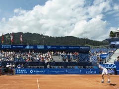 Albert Ramos (rechts beim Aufschlag) wird dank des Turniersiegs in Gstaad in den Bereich von Platz 70 der Weltrangliste vorrücken (Bild: KEYSTONE/PETER SCHNEIDER)