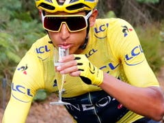 Der Kolumbianer Egan Bernal geniesst auf der Schlussetappe nach Paris einen Schluck Champagner (Bild: KEYSTONE/EPA AP POOL/THIBAULT CAMUS / POOL)