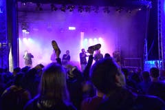 Einem gefiel die Musik so gut, dass es ihm glatt die Schuhe auszog. (Bild: Ruben Schönenberger)