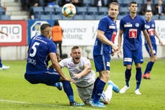 Lucas Alves (links), ein aufschreiender Blaz Kramer (Mitte) und Christian Schwegler im Kampf um den Ball. (Bild: Alexandra Wey/Keystone, Luzern, 28. Juli 2019)
