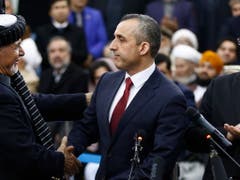 Der frühere Chef des Geheimdienstes NDS, Amrullah Saleh (r), ist der Kandidat von Präsident Aschraf Ghani (l) für das Amt des Vizepräsidenten. Bei einem Angriff auf sein Büro wurde mindestens ein Mensch getötet. (Bild: KEYSTONE/EPA/JAWAD JALALI)