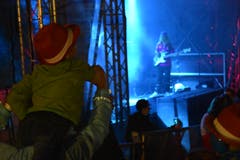 Auch die ganz Kleinen geniessen die Musik in Bütschwil. (Bild: Ruben Schönenberger)