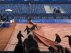 Am Finalwochenende in Gstaad hatten die Helfer insbesondere mit den Regen-Planen fiel zu tun. Der Final begann mit über vier Stunden Verspätung (Bild: KEYSTONE/PETER SCHNEIDER)