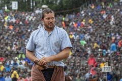 Marcel Mathis im 1. Gang beim traditionellen Brünigschwinget: Er lässt sich vom schlechten Wetter nicht beeindrucken. (Bild: Urs Flüeler / Keystone, 28. Juli 2019)