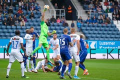 FCZ-Goalie Yanick Brecher geht in die Luft. (Bild: Martin Meienberger/Freshfocus, Luzern, 28. Juli 2019)