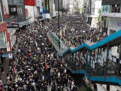 Trotz eines Verbots zogen am Sonntag erneut zehntausende Menschen friedlich durch das Zentrum Hongkongs. (Bild: KEYSTONE/AP/VINCENT YU)
