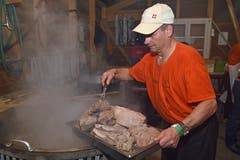 Zum 20. Mal kocht Küchenchef Pius Furrer aus Ennetbürgen den nach wie vor belieben Spatz. (Bild: Robert Hess, Brünig, 28. Juli 2019)