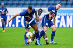 Lucas Alves und Christian Schwegler nehmen Assan Ceesay (Mitte) in die Mangel. (Bild: Martin Meienberger/Freshfocus, Luzern, 28. Juli 2019)