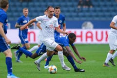 Denis Popovic und ein fallender Tsiy William Ndenge. (Bild: Martin Meienberger/Freshfocus, Luzern, 28. Juli 2019)