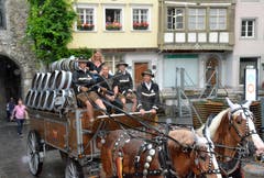 Die Einfuhr mit dem Sechsspänner. Ehrengast Martin Sewer (vorne, zweiter von links) geniesst die Fahrt trotz wenigen Besucher zu diesem verregneten Zeitpunkt. (Bilder: Christoph Heer)