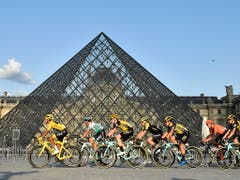 Tour-Sieger Egan Bernal in Paris vor der Louvre-Pyramide (Bild: KEYSTONE/EPA POOL/JULIEN DE ROSA / POOL)