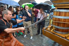 Kung-Fu Grossmeister Martin Sewer hätte mit einem Schwert-Fassanstich Geschichte geschrieben.