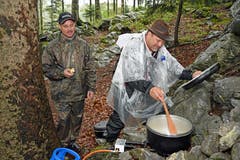 Zur Tradition gehören die Älplermagronen einer Gruppe aus Horw, die im Wald oberhalb der Arena kocht. (Bild: Robert Hess, Brünig, 28. Juni 2019)