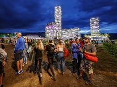Am Paléo konnten sich die Besucherinnen und Besucher auch spielerisch mit der Welt von morgen auseinandersetzen, etwa bei einer Kletterpartie auf die spektakulären Pflanzentürme von Utopia 2050. (Bild: KEYSTONE/VALENTIN FLAURAUD)