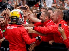 Am Ende konnte die Equipe von Ferrari dank Sebastian Vettel doch noch jubeln (Bild: KEYSTONE/EPA/VALDRIN XHEMAJ)