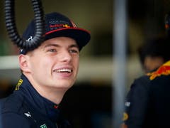 Max Verstappen hat nach seinem Sieg gut lachen (Bild: KEYSTONE/EPA/VALDRIN XHEMAJ)