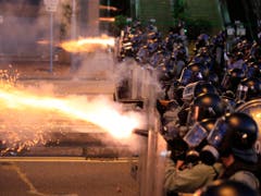 In der Nähe der chinesischen Vertretung setzte die Polizei am Abend (Ortszeit) Tränengas und Gummigeschosse gegen die verbliebenen Demonstranten ein. (Bild: KEYSTONE/AP HK01/JEFF CHENG)
